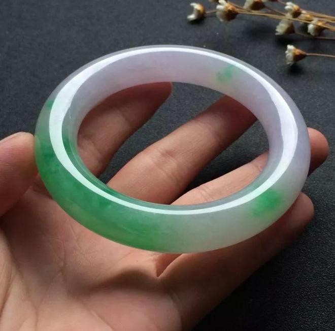 一块春带彩翡翠,被玉雕师的创意拯救后,成品怎么样