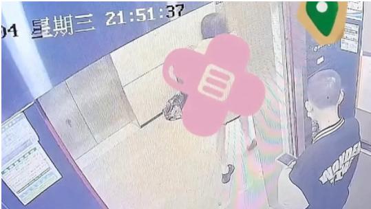 广东汕头，一女子晚上乘坐电梯回家时，被一名陌生男子尾随进入家中