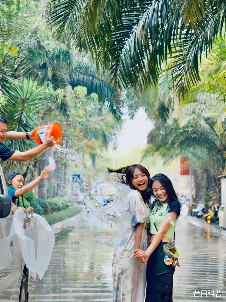 饮食|生理期被撕雨衣泼隐秘部位,泼水节变流氓节,人若恶俗不分男女