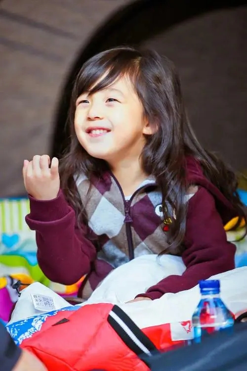 《爸爸去哪儿》10年，八位女孩已亭亭玉立，富养的女儿气质真出众