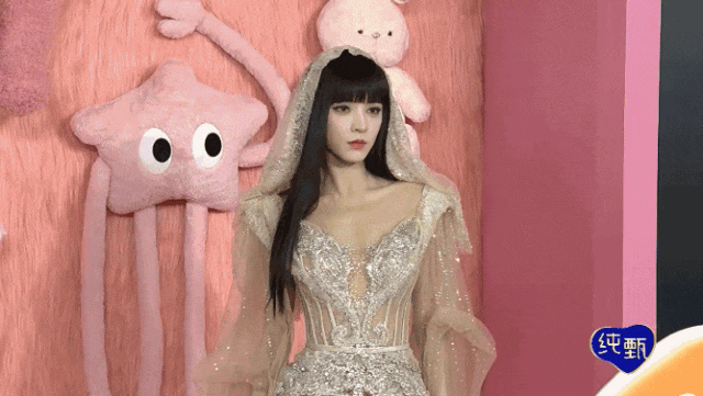 好尴尬的红毯!赵露思被说像「斑点狗」,林允裙子崩开,娜扎像「迎宾」