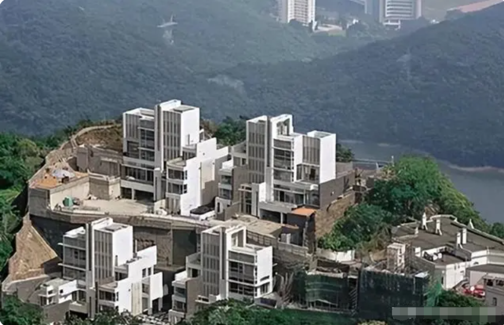 周星驰|周星驰疑高调炫富,喝近20万一支红酒,曾靠炒地皮净赚10亿