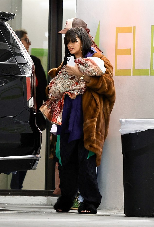 蕾哈娜 蕾哈娜太猛!挺着6个月二胎孕肚还抱着大儿子亮相,换新发型太纯