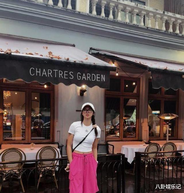 跨栏女神吴艳妮又起风波！巴黎度假摆拍依旧满脸不屑，网友群嘲：没啥出息