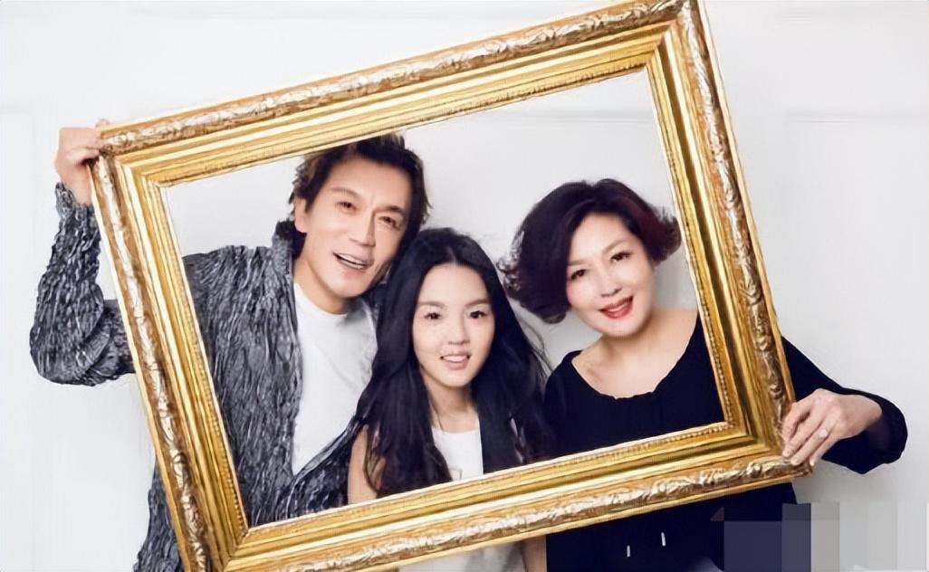 李咏|李咏病逝4年,再看遗孀哈文近况,才明白李咏当年的选择有多正确