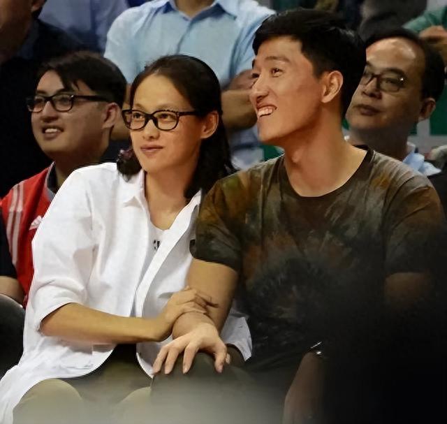 离婚八年后,刘翔再婚娶初恋,至今未生育,葛天却活出自我!