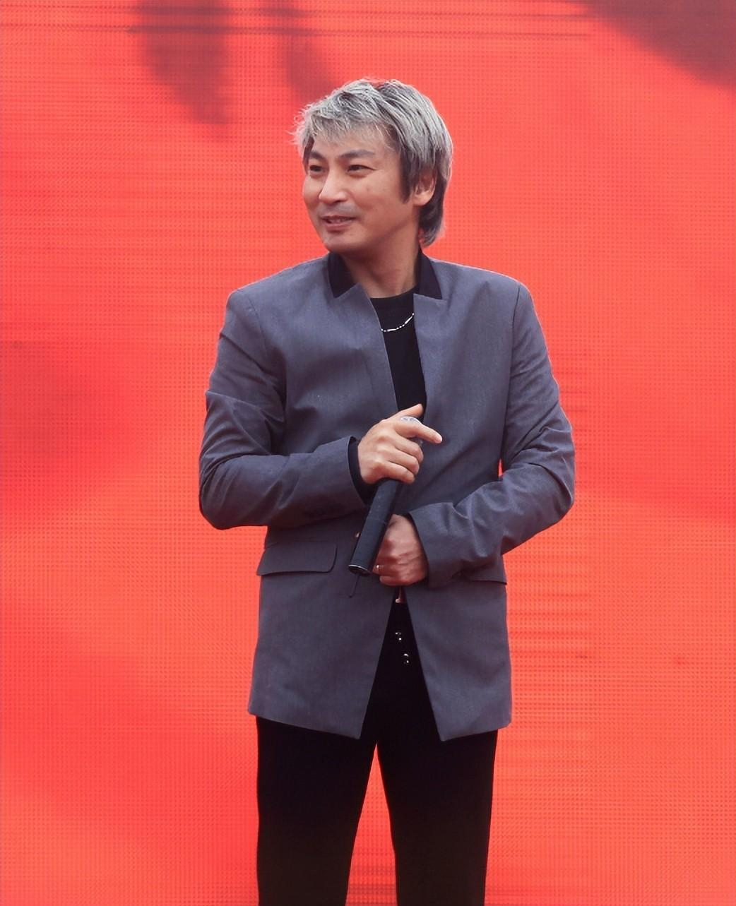 央视春晚|央视春晚一曲成名,被砍下巴脱落缝130针变阶下囚,今卖马桶为生