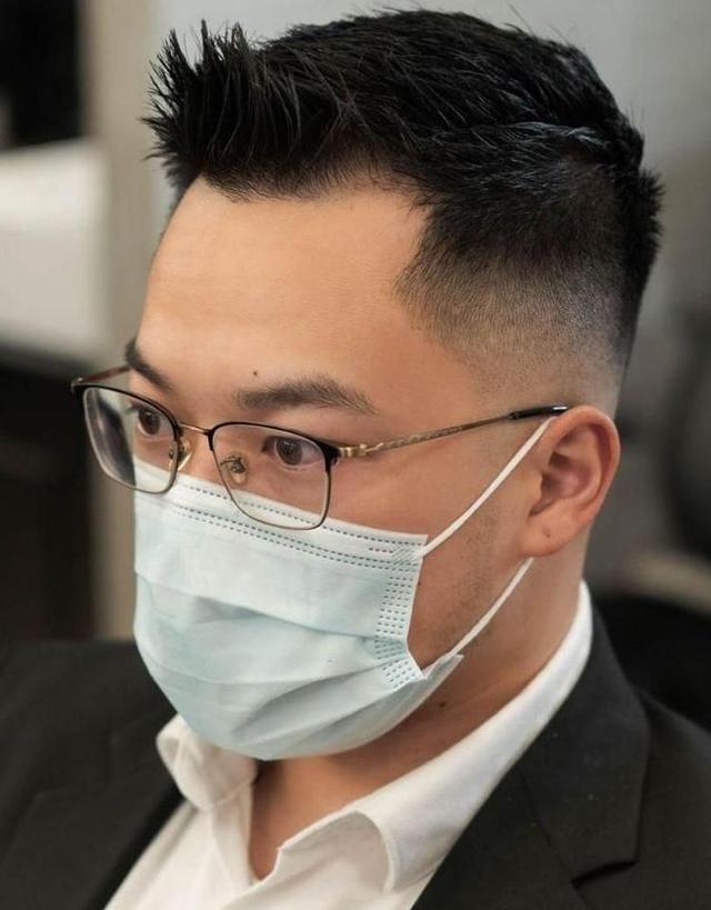 穿衣搭配 从素人爸爸们身上，我总结了3个中年男性“去油法则”，效果惊人