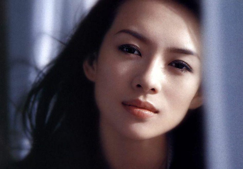 看看章子怡和她的合照就有答案 - 游戏资讯(主打网)