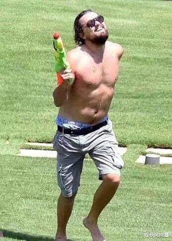 霸总配萝莉!曝48岁小李子再添新欢,与25岁超模女友夜店拥吻被拍