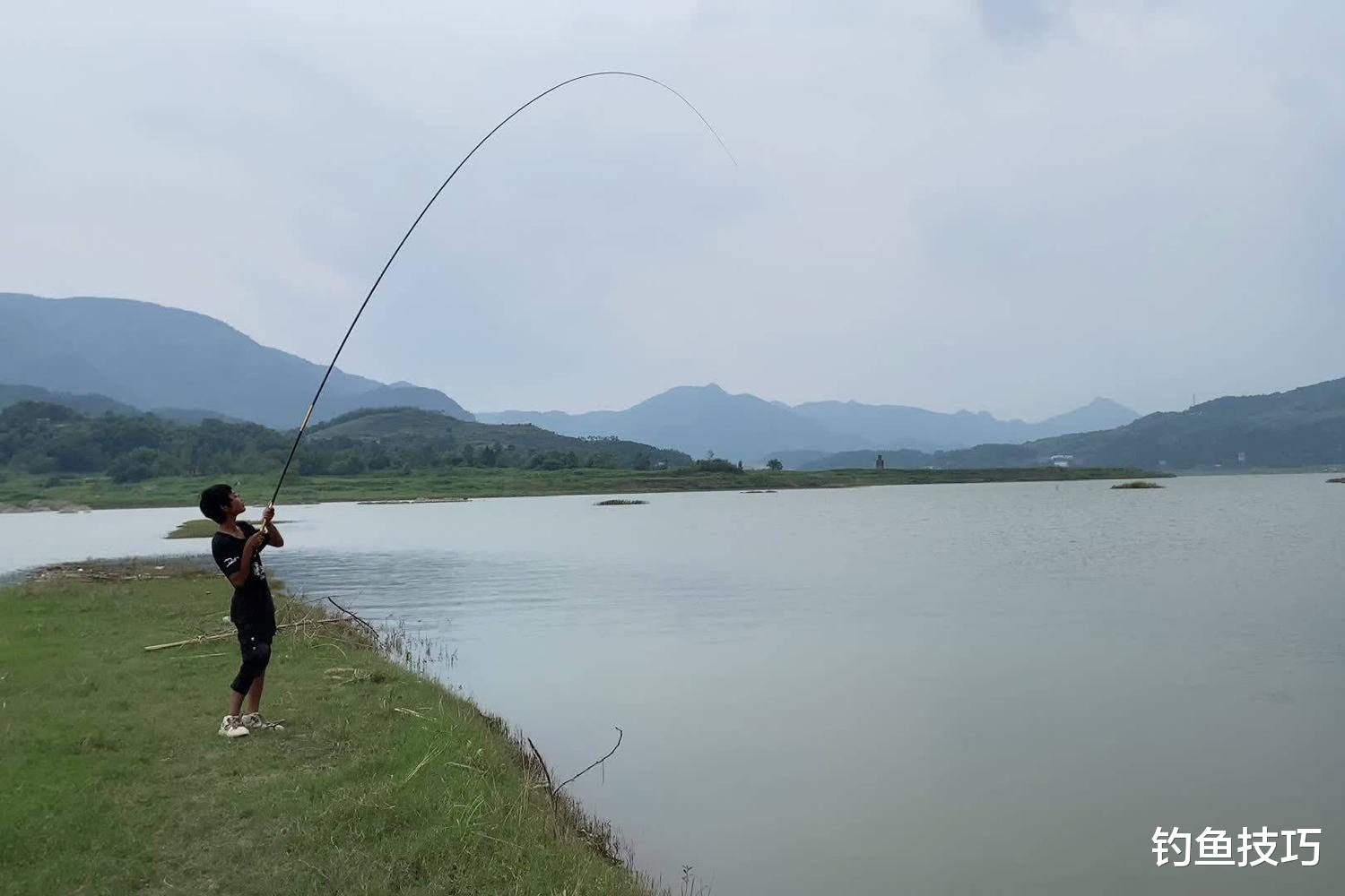 水库钓鱼的5个技巧，真正的野钓高手都是这样做的