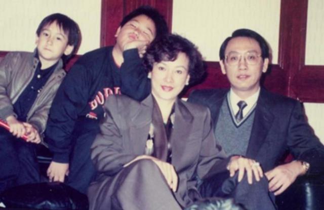 “汤臣少东”汤珈铖:继承133套上亿豪宅,40岁未婚却有30个孩子