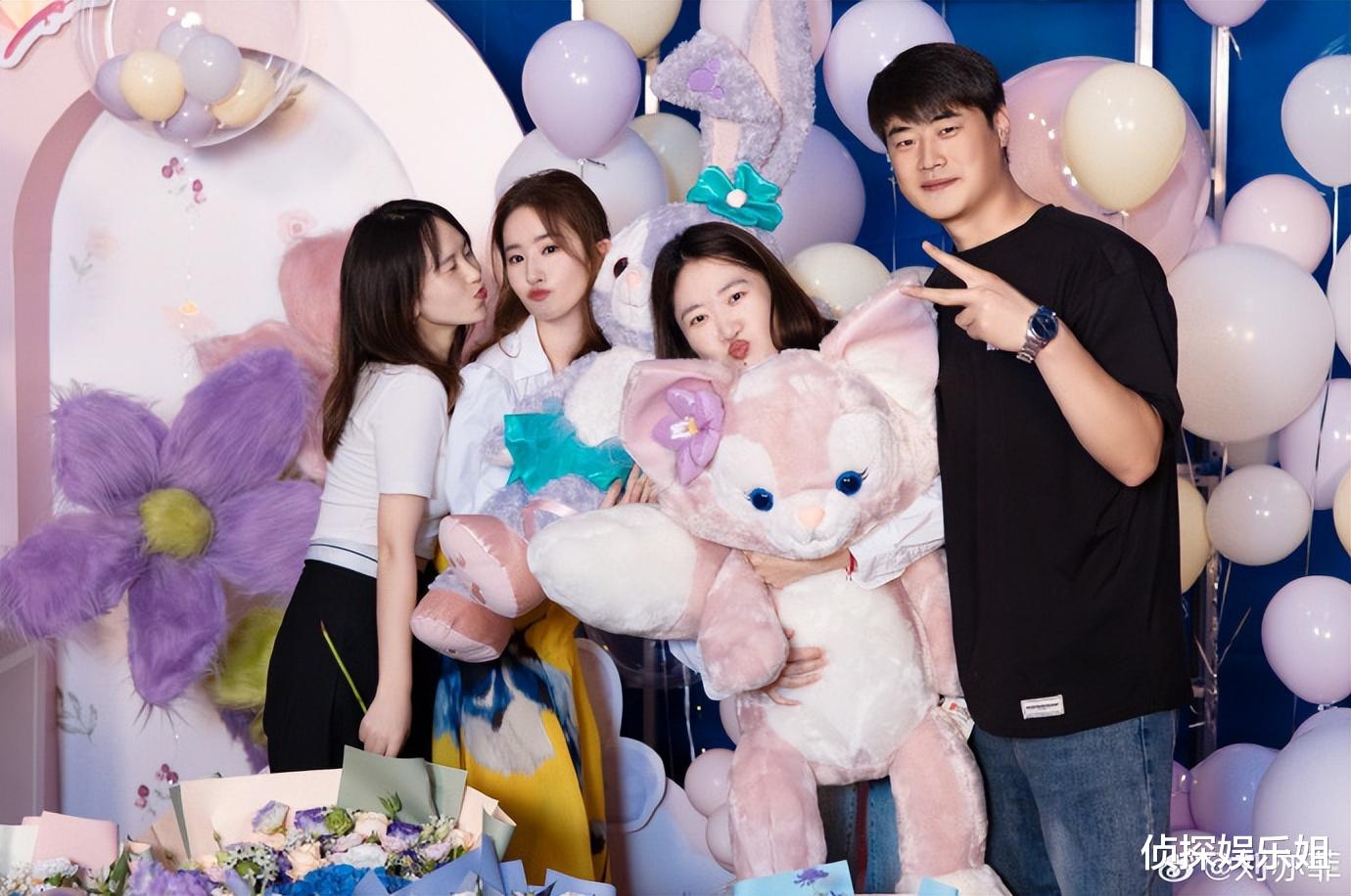 刘亦菲晒36岁生日现场照,被鲜花玩偶簇拥,嘟嘴卖萌开心似少女