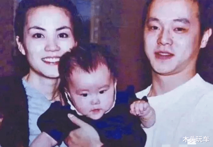 王菲|王菲罕见晒出谢霆锋和她的浴室照，两人公开秀恩爱不惧分手传闻