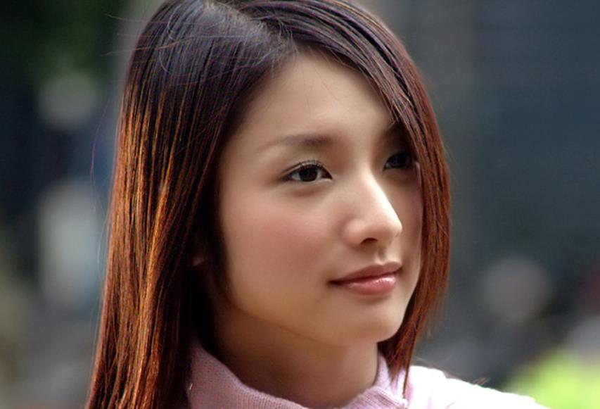 42岁李威转行卖茶具,拉生锈推车现身街头,与女友搬运沙发接地气