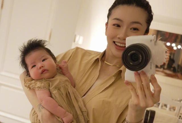 程晓玥|程晓玥带女儿和闺蜜喝下午茶,和网红合影很贵气,比苗苗生活奢侈