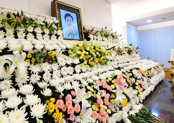 李善均含恨自杀，河正宇李政宰现身送别，敲诈他的A某跑路后被捕