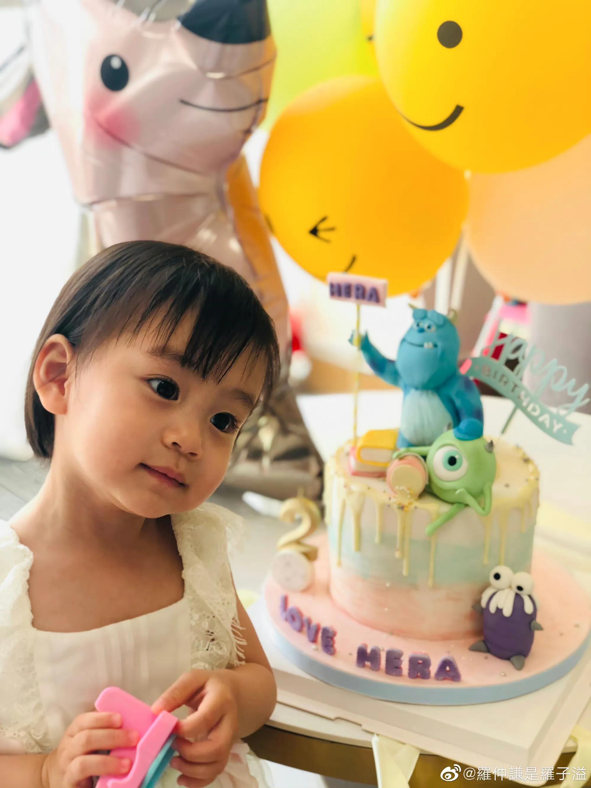 杨怡|杨怡夫妇带娃去看小黄鸭,直言爸妈不易做,3岁女儿小珍珠好漂亮