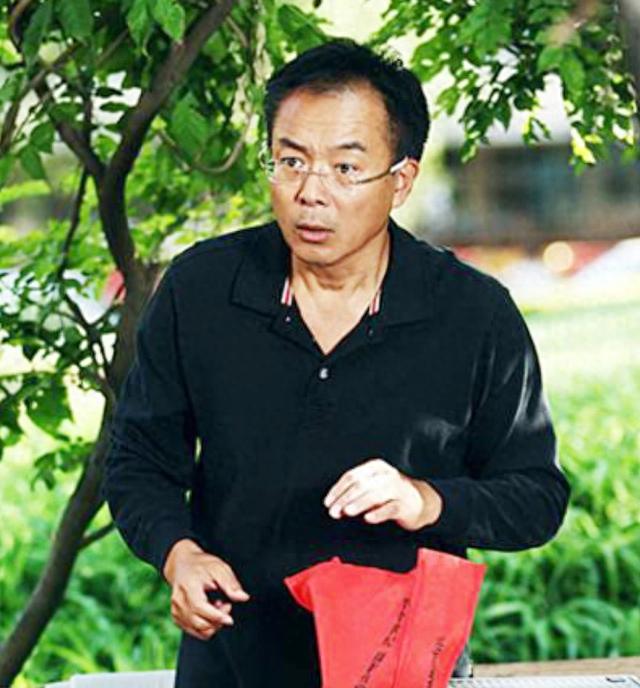 她22岁嫁大17岁著名演员,恩爱22年无儿无女,丈夫61岁因病去世