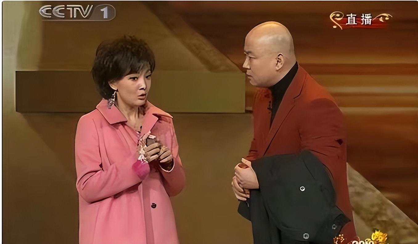 整容失败?51岁牛莉亲自道歉,网友:自然老去才是最美的!