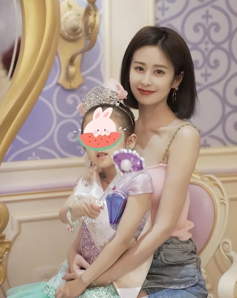 颖儿穿5岁女儿衣服秀身材,满柜衣服都是大牌,吊牌甚至都没剪