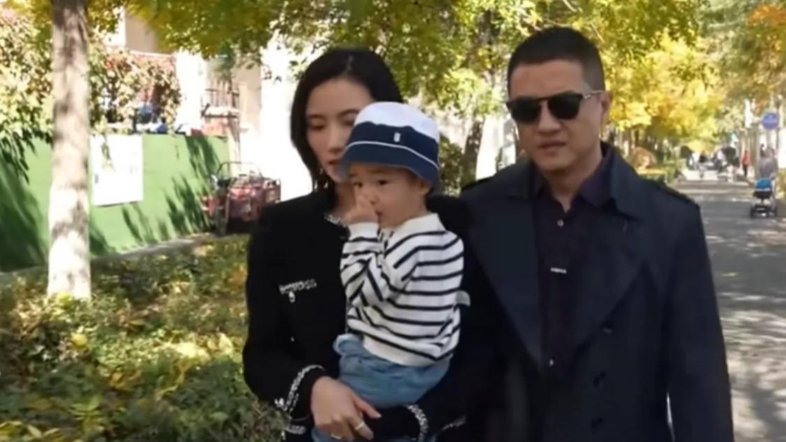 李亚鹏与妻子新疆近况曝光：高调官宣准备再生男孩，李亚鹏母亲罕见露面