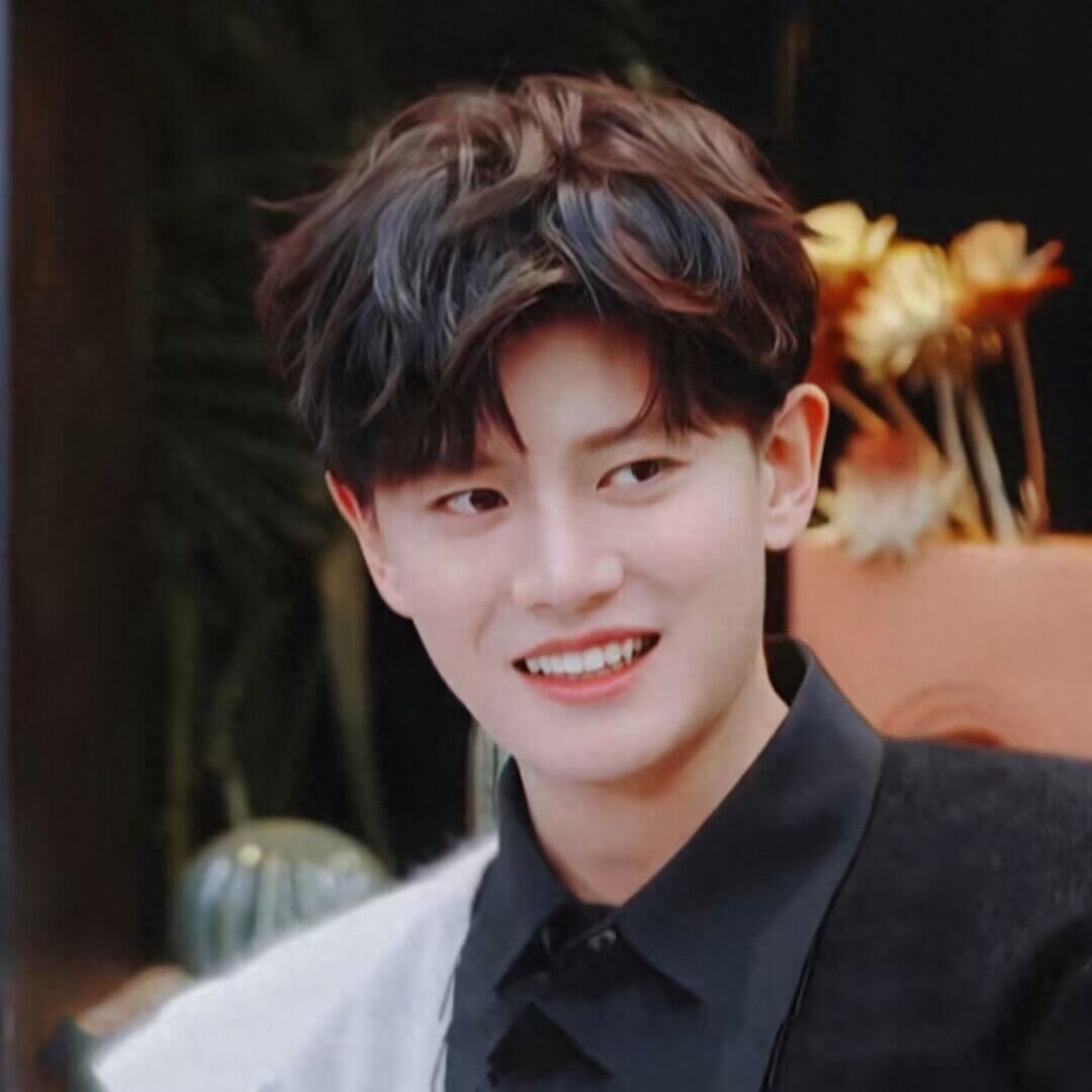 任嘉伦兰贺合照曝光,被扒两人10年前就认识,辛芷蕾也在吃瓜