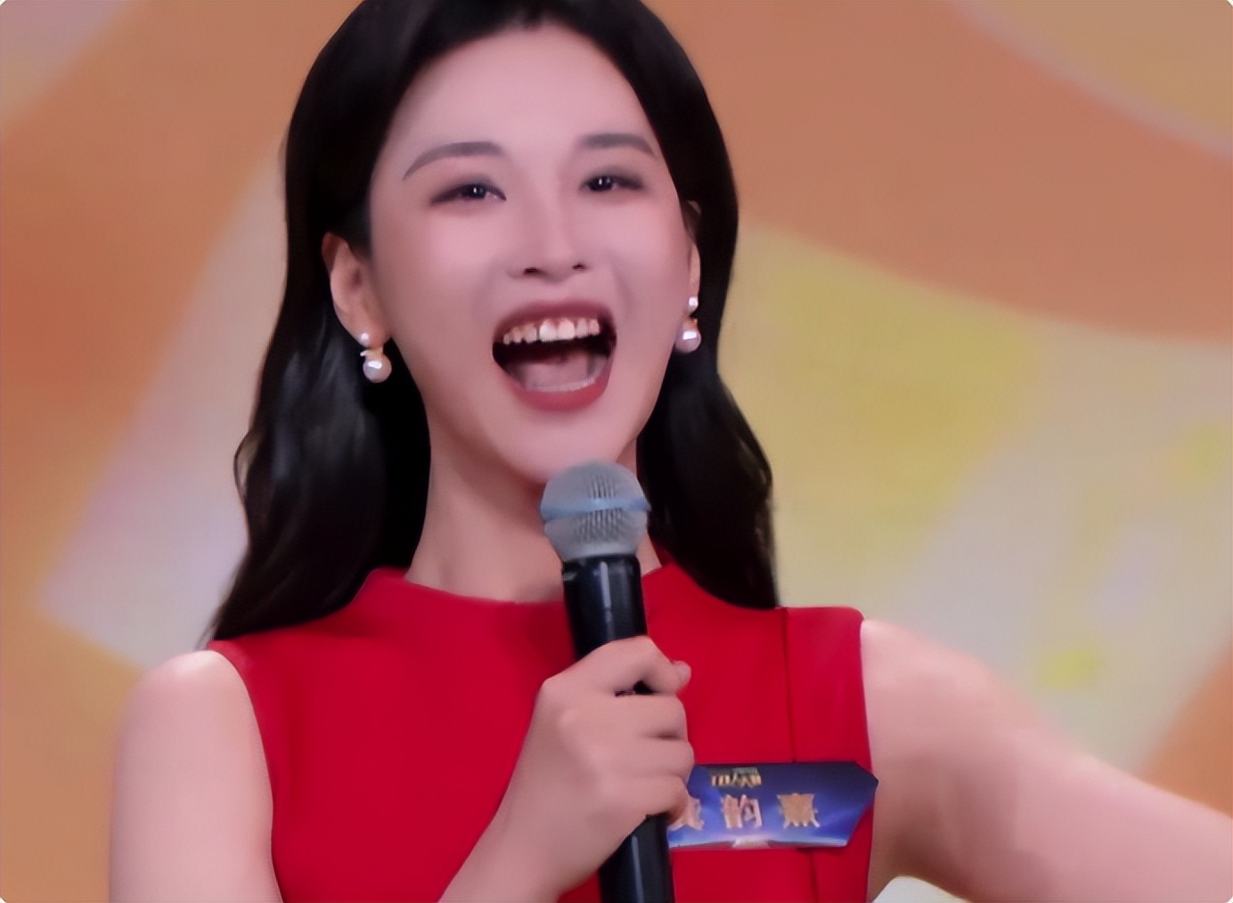 央视新女主持火了!字正腔圆似董卿惊艳网友,肤白似雪美过马凡舒