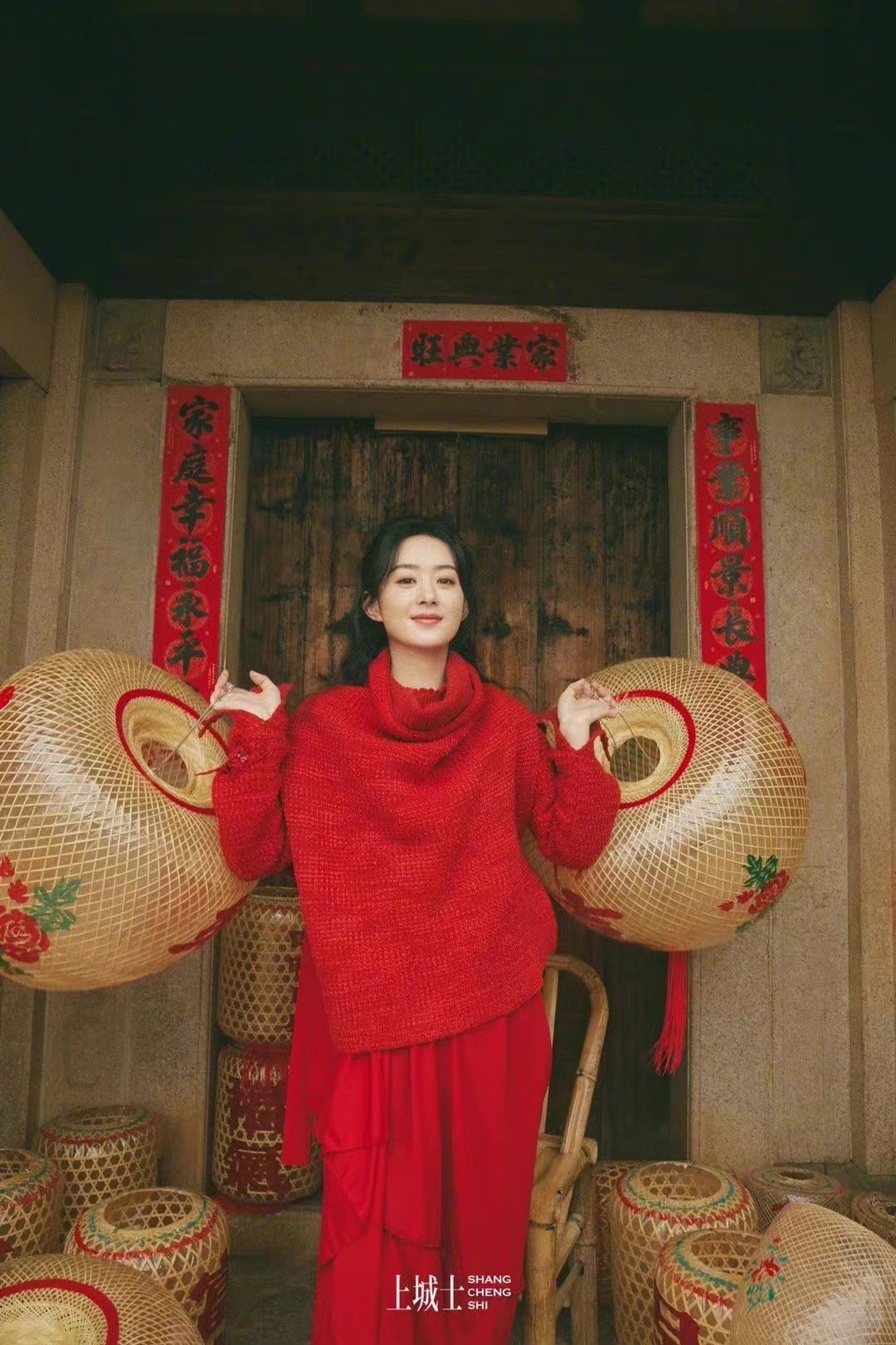 赵丽颖|赵丽颖最新开年刊!穿红衣“簪花围”大变样,比春晚造型还要美