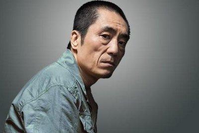 明星在资本面前有多卑微，杨幂被搂腰，张艺谋酒局被推一声不敢吭