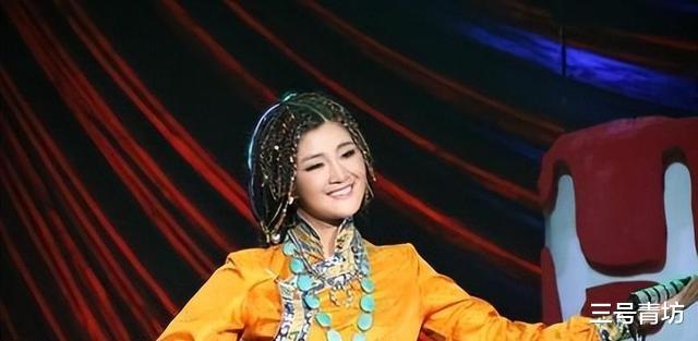 歌手降央卓玛：因丈夫高颜值疯狂倒追，婚后生3胎，现在生活咋样