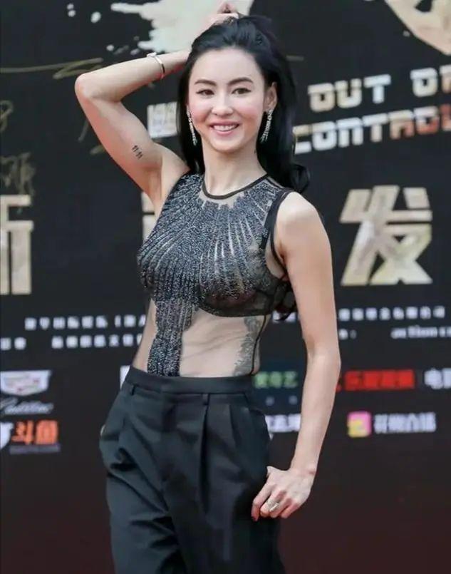 |张柏芝自信过头了吧？穿“斩腰装”勒出腹部赘肉，身材状态太真实