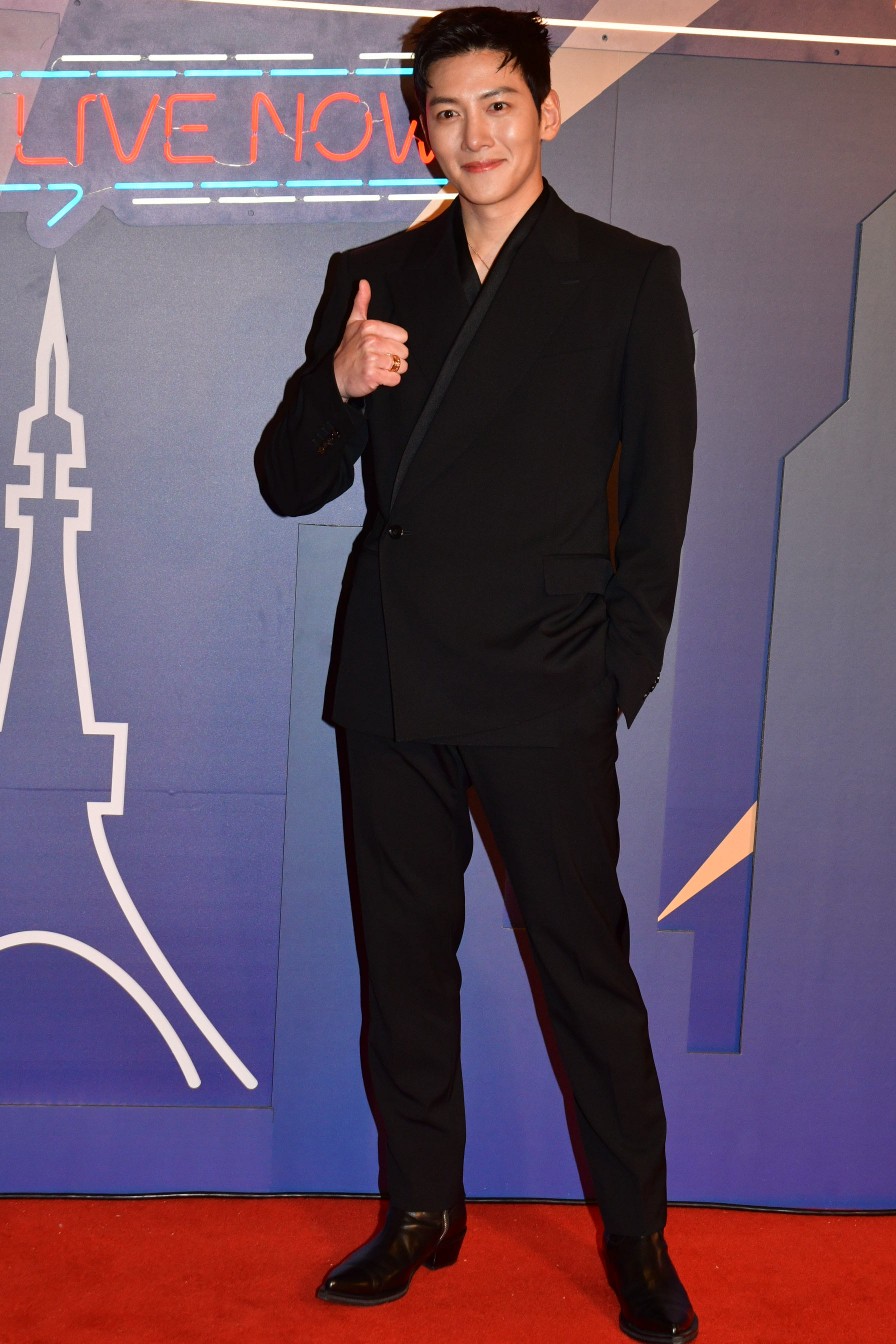 高丽虹|亚洲电影大奖红地毯：高丽虹端庄刘嘉玲贵气，郑裕玲瘦成纸片人