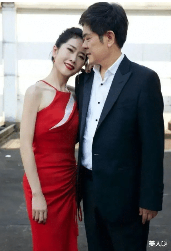 郑钧大9岁丈母娘比她老婆还美！63岁穿露肩裙扎丸子头，把明星女儿风头全抢了