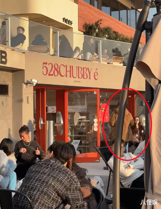 霍思燕青岛游玩依偎杜江肩上，真实状态被拍，身材臃肿发际线堪忧