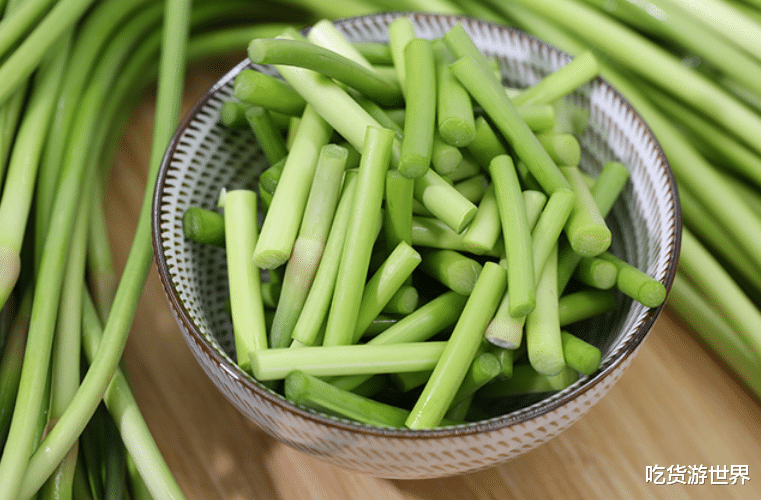 食盐|炒蒜薹,不要直接下锅炒!学会一招,蒜薹鲜嫩爽脆又入味,不发黄