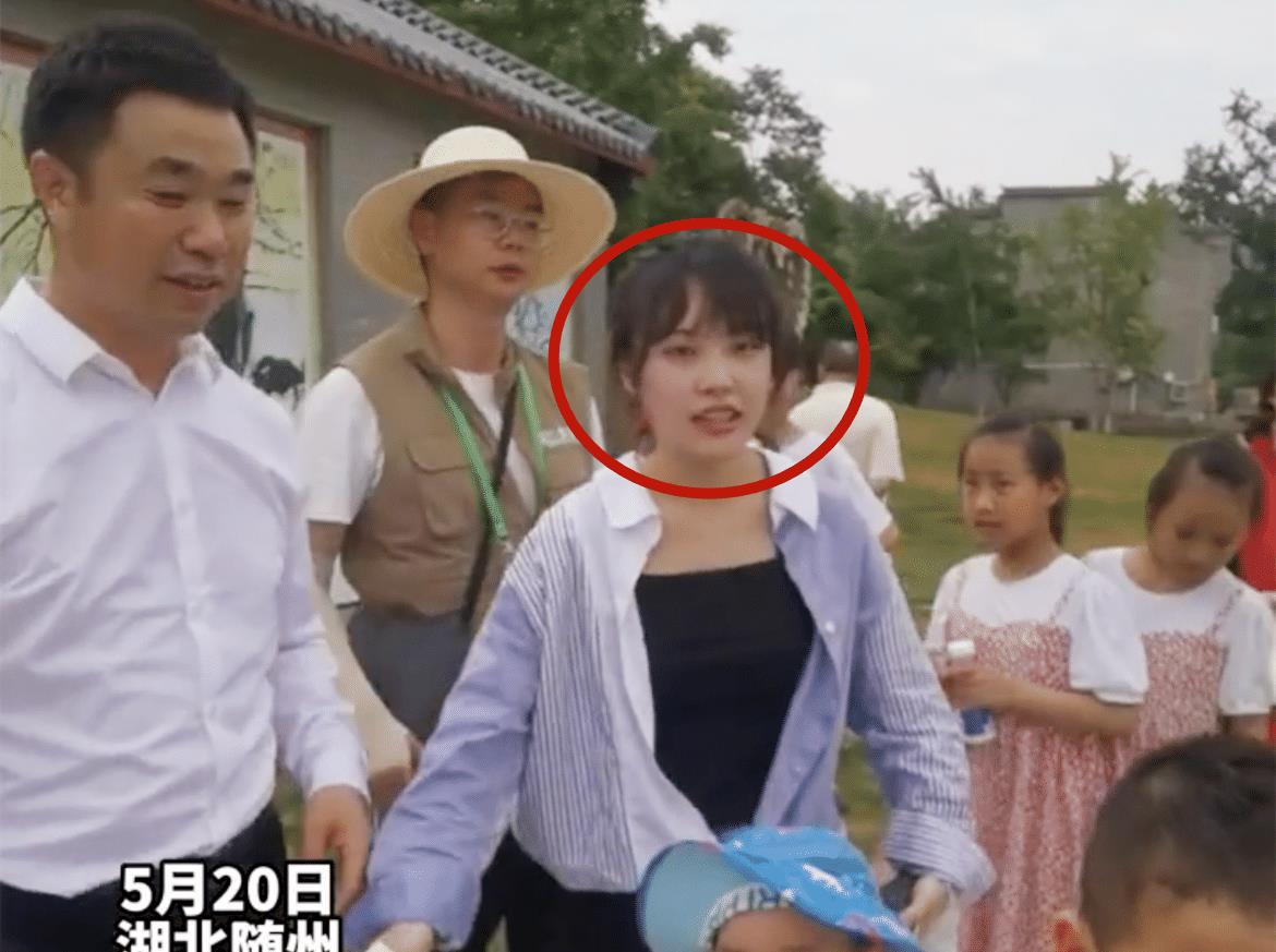 |黄老师素颜出席活动判若两人,努力展侧脸被嘲:刚拆迁气势没跟上