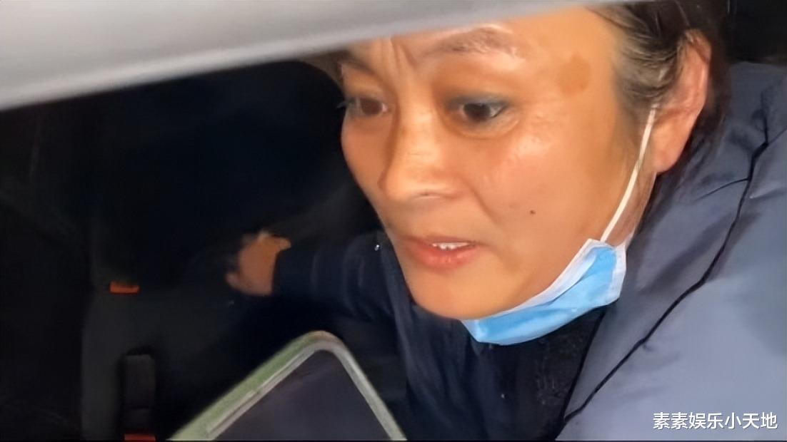 陈亚男订婚很喜庆,一大叠彩礼用喜盒装着,男方气质很好