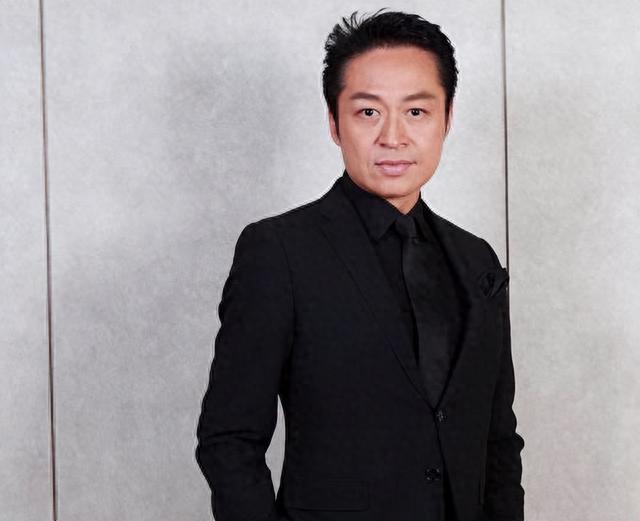 年轻时帅气逼人，老了却像“大姨”，这6位中年油腻的男星好可惜