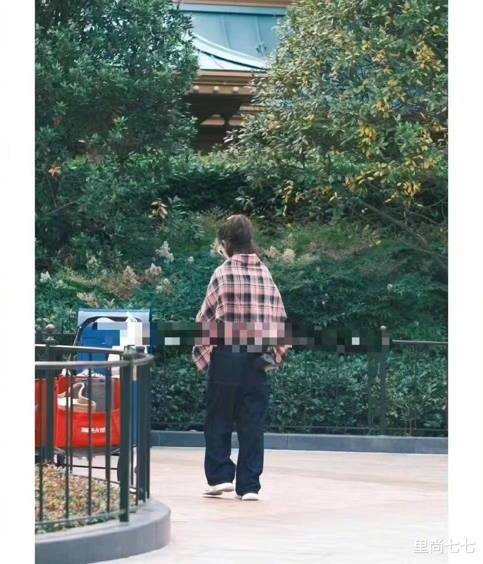 韩庚|赵丽颖带儿子游玩，背五位数大牌包扎马尾像少女，2000外套却村味