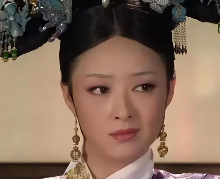 是的,不拍戏就“消失”的蒋欣,早已走上另一条康庄大道