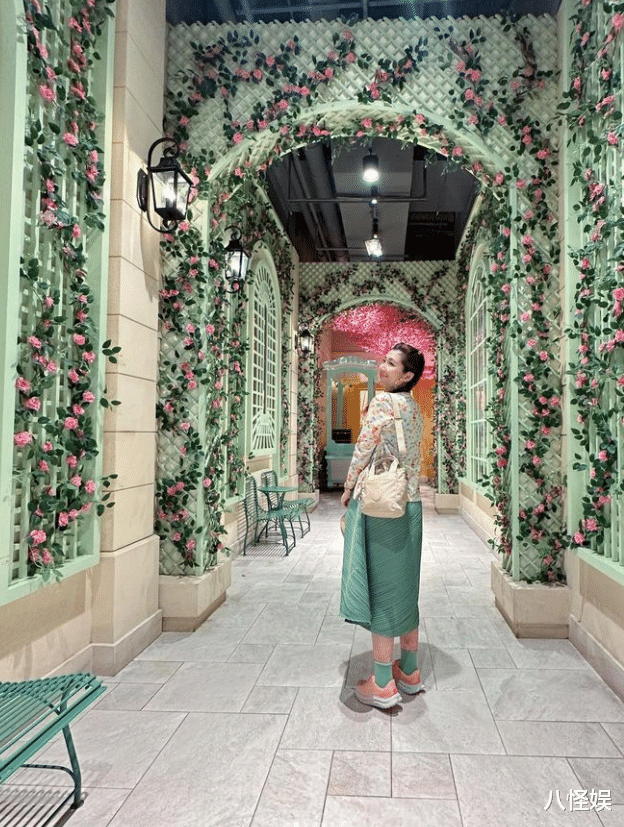 |任家萱挺孕肚游泰国,巧遮大肚不似怀孕,公开烧伤疤痕大展自信美