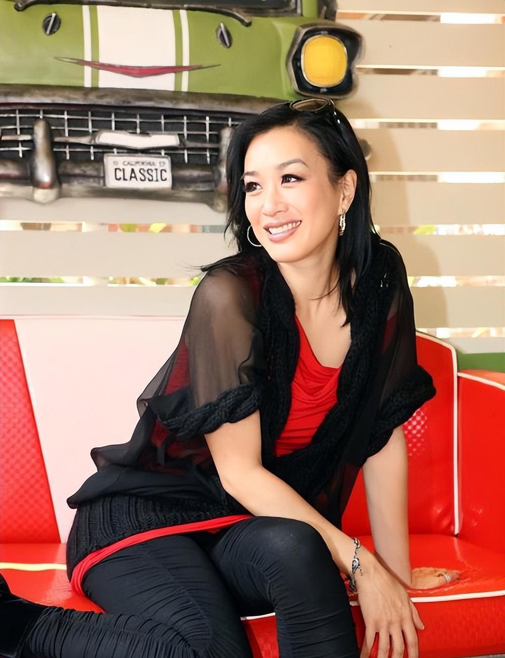 钟丽缇曾反对周海媚独自一个人定居北京，网友说得很对