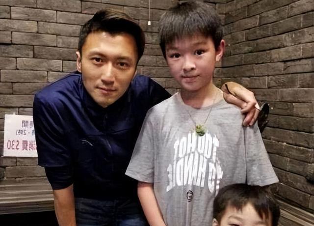 谢霆锋跟大儿子谢振轩合体返港场面温馨网友儿子大了他才出现