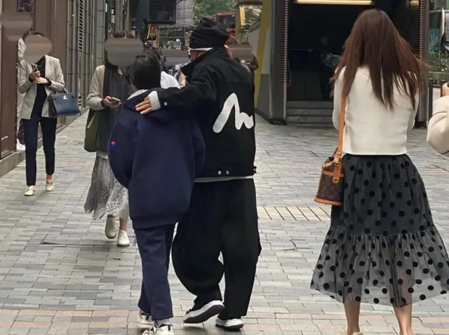 王宝强|王宝强现身香港探望儿子，王子豪一年学费19万，冯清保持一定距离随行