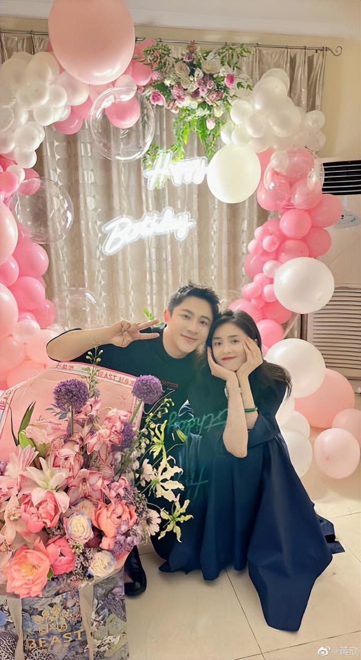 张天爱|40岁蒋欣晒生日现场照,穿束腰黑裙越来越瘦,脚背青筋超明显