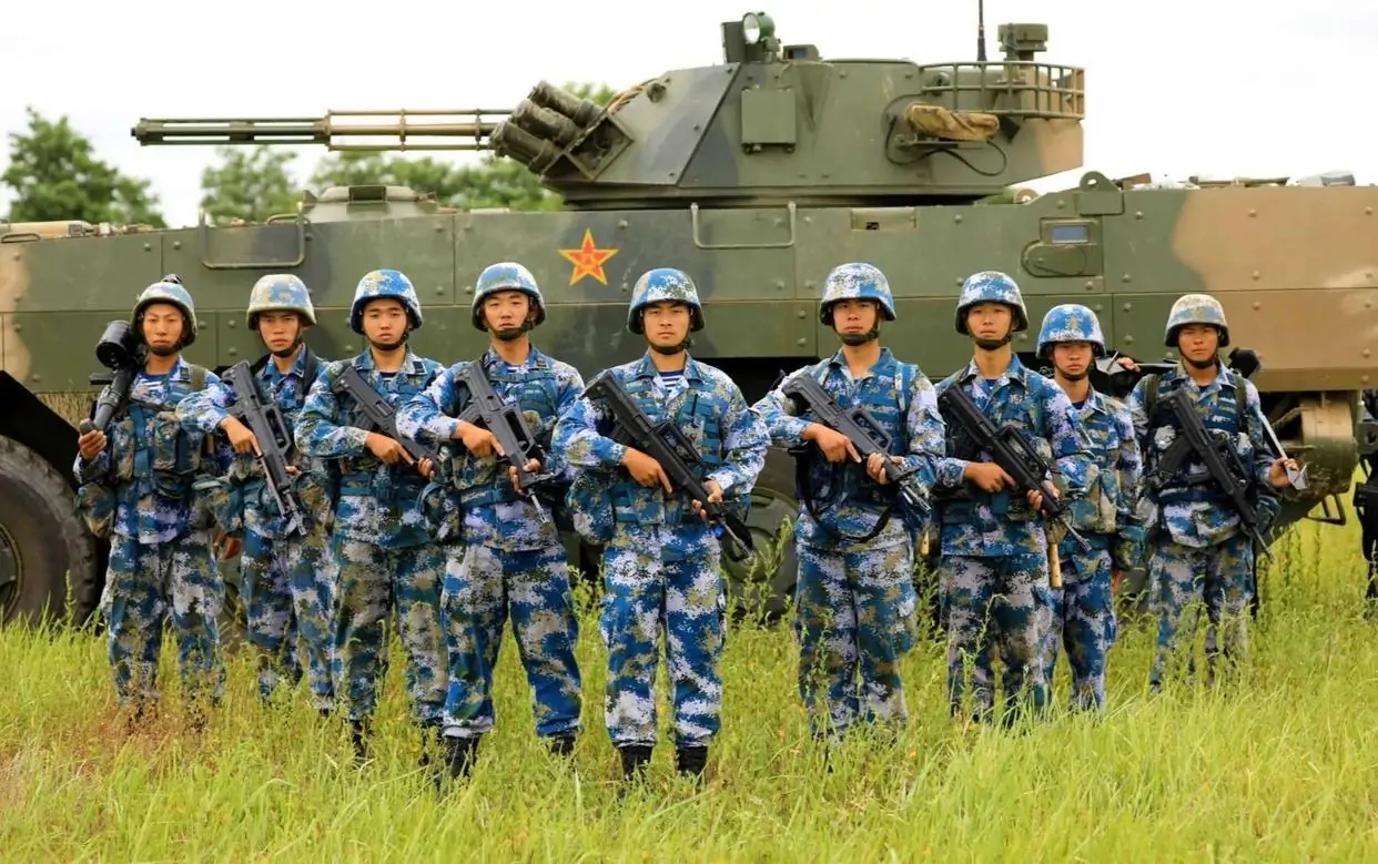 再来看装备,陆军合成营主要是04a步战车和99a坦克,而海军陆战旅装备的