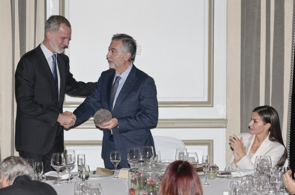 西班牙王后隔空撞衫大女儿！穿纯白色西服长发飘飘，和公主一样美