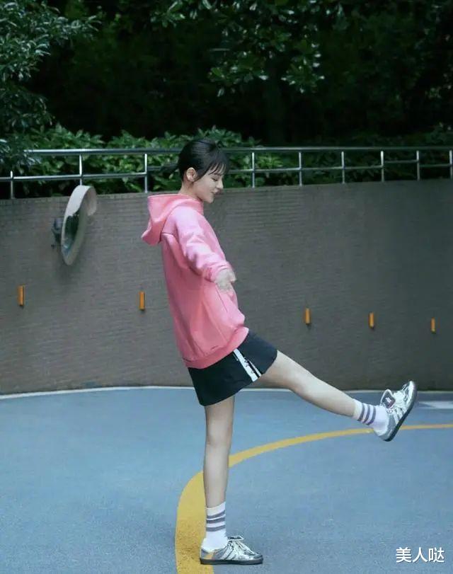 35岁马思纯生图曝光,身形消瘦下巴尖如锥子,美回颜值巅峰