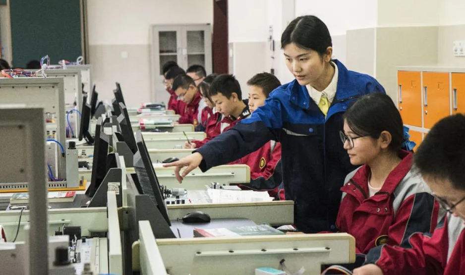 运势|网曝闽江学院女生实习冠捷电子,时薪30学校抽21,白班夜班连轴转